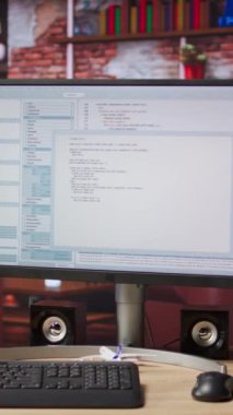 Daire ofisindeki bilgisayar monitöründe Vertical Video Programlama Kodu Uygulama Yazılımı UI. Modern apartmanda kod yazmak ve test etmek için kullanılan PC ekranındaki kodlama uygulamasını kapat, dümen kır