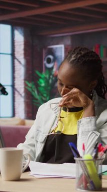 Dairesinde aşırı çalışan, rahatlamaya çalışan, dizüstü bilgisayarla çok çalıştıktan sonra gözlerini kapatan aşırı çalışan bir serbest çalışan. Uzaktan çalışan, göz yorgunluğu çeken, evden çalışırken aşırı uyarılmış biri.