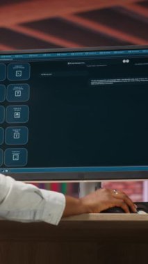 Ev ödevinde yardım almak için AI LLM Chatbot yazılımını kullanan dikey video öğrencisi. Bilgisayar aygıtı üzerindeki büyük dil modelleme programından görevler için yardım isteyen kız, kamera B