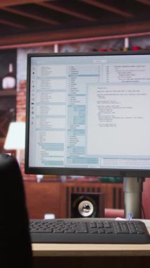 Ana ofisteki bilgisayar ekranında, programlama kodunun çalıştırıldığı dikey video UI. Kullanılan kodlama uygulaması UI modern apartmandaki kodları yazmak ve test etmek için kullanıldı.