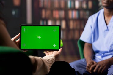 Fotokopi makinesinin yanındaki danışmanlık seansında stres ve patinaj hakkında konuşuyor, kariyer riskleri ve mücadeleleri hakkında konuşuyor. Erkek tıp asistanı duygusal stresle uğraşır..