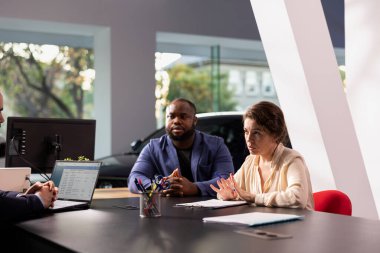 Satış temsilciliği pazarlık fiyatları ve anlaşmanın sağlamlaşmasına yardımcı olmak için ekstra araba özellikleri, her satıştan komisyon primleri. Ajan tereddütlü müşterileri araç almaya ikna ediyor.