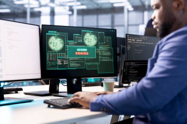 Veri merkezindeki yazılım geliştiricisi PC ekranından bildirime erişimi engelliyor, bilgisayar korsanları tarafından kilitlendikten sonra fidye yazılımı kullanılarak sunucu dosyalarına erişmeye çalışıyor, hata alınıyor