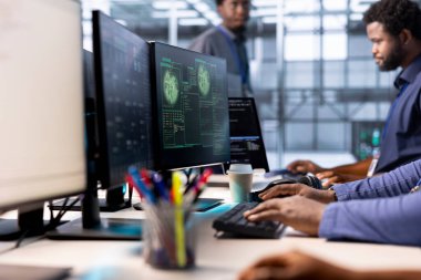 Sunucu merkezindeki programcılar PC ekranına erişim izni alıyorlar, bilgisayar korsanları tarafından kilitlendikten sonra sunucu dosyalarına erişmeyi başarıyorlar, fidye virüsü kullanarak, ekip üyelerinden yardım alıyorlar, kapatıyorlar.