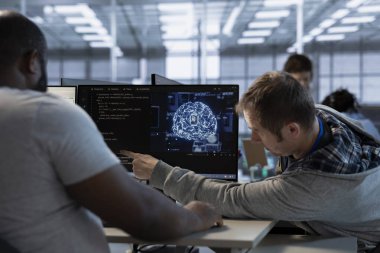 İdari ekip, yapay zeka ve makine öğrenme araçları kullanarak veri merkezinin otomasyonunu yapıyor. Sunucu merkezi operasyonlarına yapay zeka odaklı otomasyon entegre eden takım arkadaşları