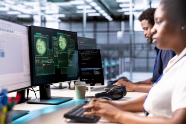 Siber güvenlik uzmanı sunucu merkezi ağını etkileyen güvenlik olaylarını izliyor. Veri merkezindeki programcı şirketin kritik altyapısını siber tehditlerden koruyor