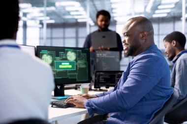 Veri merkezindeki neşeli mühendis PC ekranına erişim izni alıyor, bilgisayar korsanları tarafından kilitlendikten sonra sunucu dosyalarına erişmeyi başarıyor, iş arkadaşlarından yardım alıyor.