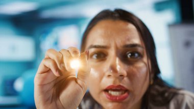 Oftalmoloji, Hintli bir uzmanla dolaba bak. Profesyonel optometrist, görme ve sonuçları tartışmak için optalmoskop ve araçlar kullanarak göz muayenesi danışmanlığı sağlar. Kamera B.