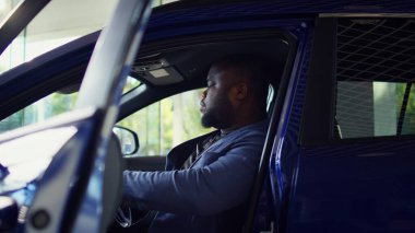 Müşteri araba test sürüşü yapıyor, rahat hissettiğinden ve araç kullanmaktan zevk aldığından emin oluyor. Müşteri satın almadan önce yeni bir otomobil deniyor. İhtiyacı olup olmadığını görmek için. Kamera B.