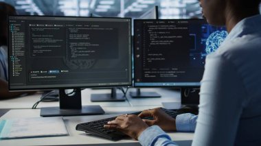 PC kullanarak rackmount performansını etkileyen yanlış yapılandırmaları bulmak için veri merkezi yönetimi. Sunucuları kontrol eden kişi, düşük veri aktarım hızlarına ve arızalara yol açan darboğazları kontrol ediyor. Kamera B, kapat