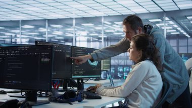 Sunucu çiftliğindeki bilişim teknisyenleri veri depolama ekipmanlarını onarmak için beyin fırtınası yapıyorlar. Veri merkezinde çalışan meslektaşlar, hesaplama işlemleri yapan platformları, kamera B 'yi nasıl onaracaklarını tartışıyorlar.