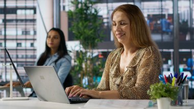 İş yerinde birden fazla iş elbisesi giyme, e-posta ile hokkabazlık, proje teslim tarihleri ve idari görevler konusunda kendinden emin genel müdür ofiste yüksek üretkenlik seviyelerini korurken. Kamera A.