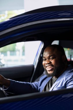 Çok mutlu bir müşteri test sürüşünden sonra araba almaya karar veriyor ve sürüş aracının keyfini çıkarıyor. Neşeli müşteri ihtiyaçları için doğru olduğunu anladıktan sonra yeni bir araba almak için heyecanlanıyor.