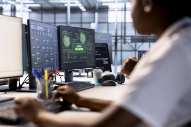 Sunucu çiftliğindeki kadın PC ekranından uyarı alıyor, bilgisayar korsanları tarafından kilitlendikten sonra bilgisayardaki dosyalara erişmeyi başarıyor, bilişim personelinden yardım alıyor.