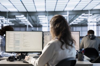 Sunucu merkezindeki teknisyen PC kullanarak potansiyel tehditlerden korunan değerli verileri sağlıyor. Çalışan yetkisiz erişim ve zayıflıklara karşı veri merkezini koruyor