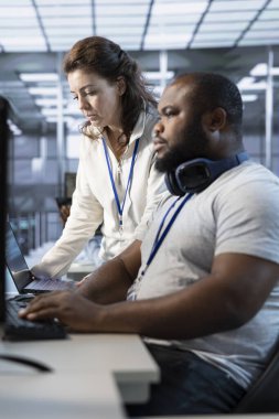 Yapay zeka sistemlerini güncelleyen takım arkadaşları bilgisayar ve dizüstü bilgisayarda karmaşık ikili kod senaryoları yazıyorlar. Mühendislerden oluşan bir ekip yapay zeka simülasyon modelini geliştirmek için programlama kullanıyor.