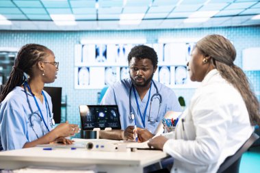 Uzman danışmanlık ve tedavi tavsiyeleri sağlamak için teşhis araçları ve verileri kullanan tıp uzmanları. Profesyonel bir sağlık ortamında ikamet eden bir ekip..