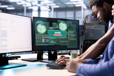 Veri merkezindeki bilgisayar bilimci PC ekranından bilgi almayı reddediyor, bilgisayar korsanları fidye yazılımı kullanarak sunucu dosyalarına erişmeye çalışıyor, bilişim uzmanından yardım talep ediyor.