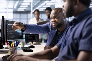 Yönetici, veri işleme gereksinimleri için sunucu çiftliğini optimize etmek üzere ekip liderinden yardım istiyor. Bilgi işlem merkezi ekipmanlarının verimli bir şekilde nasıl çalışacağını stajyere gösteren bilişim uzmanı