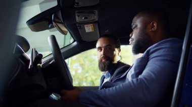 Müşteri, test sürüşü sırasında araba kullandıktan sonra fark edilen satış yöneticisi endişelerini tartışıyor. Afro-Amerikalı bir adam galeri satıcısıyla konuşuyor, ona araç ve kamera B 'de gözlemlenen sorunları anlatıyor.