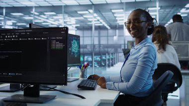 Makine öğrenme eğitimi için kullanılan yapay zeka veri merkezinde bilgisayar bilimcilerinin portresi. Sunucu merkezi ofisinde yapay zeka teknolojisi üzerinde çalışan neşeli bilişim uzmanı, kamera B