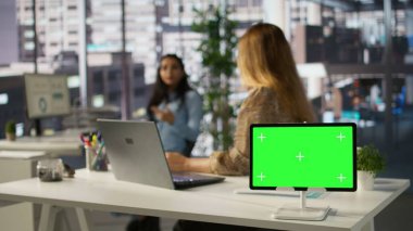 Başarılı girişimci raporları kroma anahtar ekranının yanında, proje yönetimi ve yeni bir strateji geliştirme üzerine çalışır. Finansal büyüme için ilerleme sağlıyorum. Kamera B.