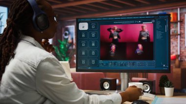 Yapay zeka yazılımı için UX dizayn eden grafik tasarımcısı metni fotoğrafa dönüştürüyor. BT uzmanı kahve içiyor makine öğrenme teknolojisini kullanarak görüntü yapay zeka modellerine, kamera A 'ya metin hazırlıyor.