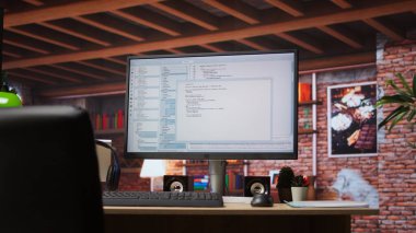 Daire ofisindeki bilgisayar monitöründe kod çalıştırma UI yazılımı. Modern apartmanda kod yazmak ve test etmek için kullanılan PC ekranındaki kodlama uygulamasını kapat, dümeni kır