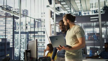 Programcı ve meslektaşı, makine öğrenme modellerini performans ve doğruluğa uygun hale getirmek için deneyler ve testler yapıyor. Ofisteki bilişim personeli karmaşık verileri analiz ediyor ve yorumluyor, kamera B