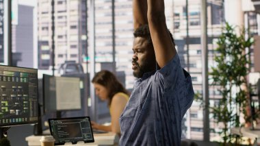 Sistem yöneticisi acı çekiyor, makine öğrenirken kas burkulması geçiriyor. Bütün gün masa başında oturup öngörü modelleri çalışmaktan sırt ağrısı çeken bir adam.