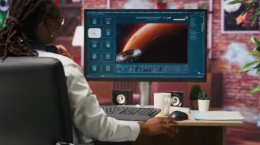 Yapay zeka programını kullanan bir kadın metni videolara dönüştürüyor, sonuçlardan memnun. Bitkilerle çevrili kişi metinle etkileşim halinde video yapay zeka üretken modeli, kamera B