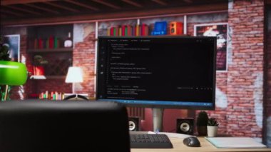 Kod PC 'ye yazıldı komutlar girildi ve çalıştırıldı, masadaki monitör görüntüsü. Uygulamada ve uygulama özelliklerinde hataları düzeltmek için kullanılan dairede bilgisayar görüntüsü