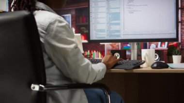 Sistem yöneticisi PC 'ye kod yazar, yazılım geliştirir, komutları girer. Uygulamadaki hataları düzeltme, yeni özellikler ekleme, dinleme müziği, kamera çekimlerinde IT profesyoneli