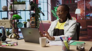 Yorgun tele-işçi çok çalışıyor, iş için çok fazla çalıştıktan sonra ara veriyor. Yorgun kadın evde dinlenmek ve enerjisini geri kazanmak için işi durduruyor, pencereden dışarı bakıyor, kamera A