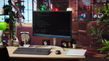 Ev çalışma alanındaki bilgisayar ekranında dil kodu düzenleyici yazılımı UI programlanıyor. Dijital yazılım uygulamalarını çalıştırmak için kullanılan PC monitöründe gösterilen kod satırları