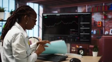 PC kullanan bir borsacı, hisse senedi satın alındıktan sonra üzülmüş ve değerini kaybetmiş, evrak işleriyle uğraşmış. Borsa ve kamera A 'yı satma fırsatını kaçırınca eski tüccar hayal kırıklığına uğradı.