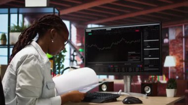 Halı çekme yüzünden kripto para yatırımı dolandırıcılığında para kaybettikten sonra öfkeli yatırımcı. Riskli dijital varlık ticareti ve kamera A 'nın mali kaybından rahatsız olan kişi.