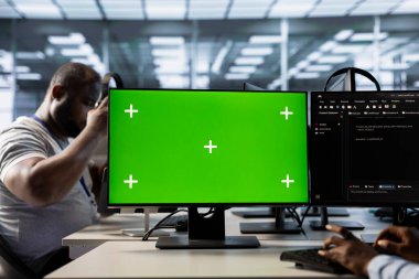 Veri merkezi uzmanı yeşil ekran PC 'yi kullanarak felaket kurtarma planlarını yazarak en az süreyi sağlıyor. Sunucu çiftlik işçisi performansı izlemek için bilgisayar görüntüsü kullanıyor