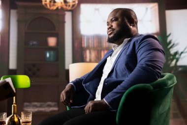 CIA kütüphanesindeki çeşitli gizli servis ikilisi stratejik bilgileri inceliyor, ulusal güvenlik hükümet teşkilatı adına kararlar alıyor. Dava kanıtları için belgelerin izlenmesi.