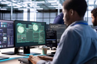 Veri merkezi ağını etkileyen güvenlik olaylarının izlenmesi, tespit edilmesi ve cevaplanmasından sorumlu siber güvenlik uzmanı. Şirketin kritik altyapısını siber tehditlerden koruyan mühendis.