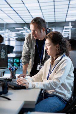 İşçi, yüksek teknoloji yapay zeka veri merkezindeki hatayı düzeltmek için kıdemli mühendisten yardım istiyor. Yapay zeka süper bilgisayarlarını tamir etmek için bilişim uzmanının yardımına ihtiyacı var.