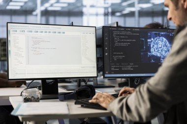 Yapay zeka ve makine öğrenme araçları kullanarak veri merkezi otomasyonu yapan sistem yöneticisi. Sunucu odası işlemlerinde yapay zekayı birleştiren bilişim uzmanı