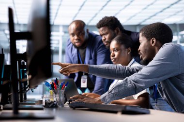 Veri Merkezi çalışanları beyin fırtınası yapıyor, yazılım uygulamaları için teknik belgeler hazırlıyorlar. Bilgi İşbirliği yapan, sunucu odasında birlikte çalışan ve veritabanlarını koruyan bilişim uzmanları