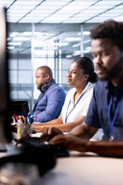 Gülümseyen veri merkezi mühendisi meslektaşlarının yanında algoritma yapmak ve uygulamalar oluşturmak için programlama dilleri kullanıyor. Neşeli sunucu merkezi çalışanı hata ayıklama ve şifreyi optimize etme