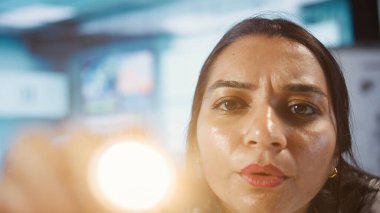 Optometrist, erkek bir hasta için teşhis aletleriyle görme yeteneğini inceliyor. Hintli sağlık hizmeti sağlayıcısı görme testi yapar, göz tedavisi ve reçete seçenekleri konusunda danışmanlık yapar. Kamera B.