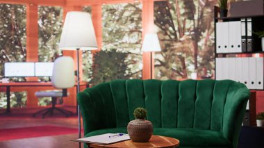 Üst düzey mobilya ve bitkilerle donatılmış boş modern psikoterapi ofisi müşterileri iyileştirmek için kullanılan profesyonel konforlu bir alan. Akıl sağlığı sorunları danışma oturumu.