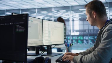 Sunucu odasındaki sistem yöneticisi sistem analizi yapıyor, süper bilgisayarlar kodluyor. Gelişmiş depolama altyapısını barındıran yüksek teknolojili bir tesiste uzman. B kamerasını kapatın.