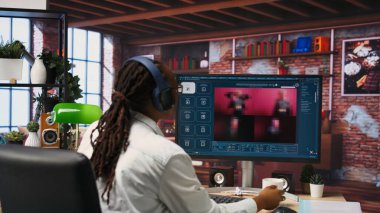 Evdeki kadın yapay zeka yazılımını kullanarak metni fotoğrafa dönüştürüyor, kahve içiyor. Dairedeki kız sıcak içecekten hoşlanıyor ve yapay zeka üreticisi B kamerasını görüntülemek için mesaj kullanıyor.