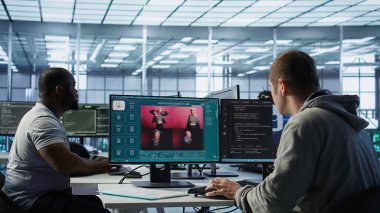 Sunucu merkezindeki mühendis yapay zeka yazılımının metni fotoğrafa çevirmesini sağlıyor. Veri merkezindeki teknisyen metinden görüntüye yapay zeka üreticisi kelimeleri resimlere dönüştürüyor, kamera B