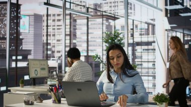 Çok uluslu şirkette yönetici asistanı bir sonraki büyük iş projesinde çalışıyor. Hintli işçi operasyonları yönetmek ve başarılı bir girişim olmasını sağlamak için veri ve teknoloji araçları kullanır. Kamera B.